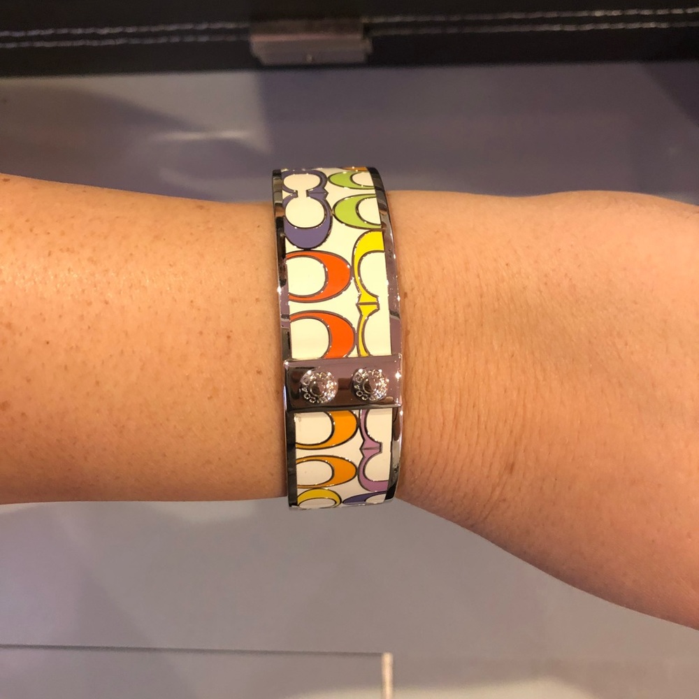 Coach• Colored bangle